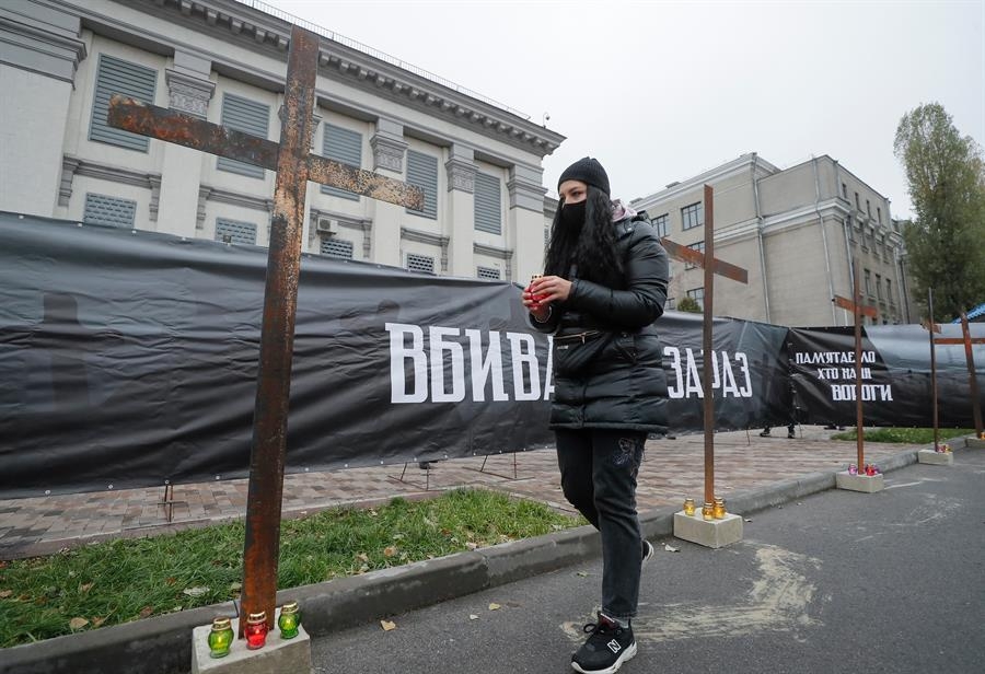 Un activista ucraniano se disponía a colocar una vela frente a la embajada de Rusia en Kiev.  EFE/EPA/SERGEY DOLZHENKO
