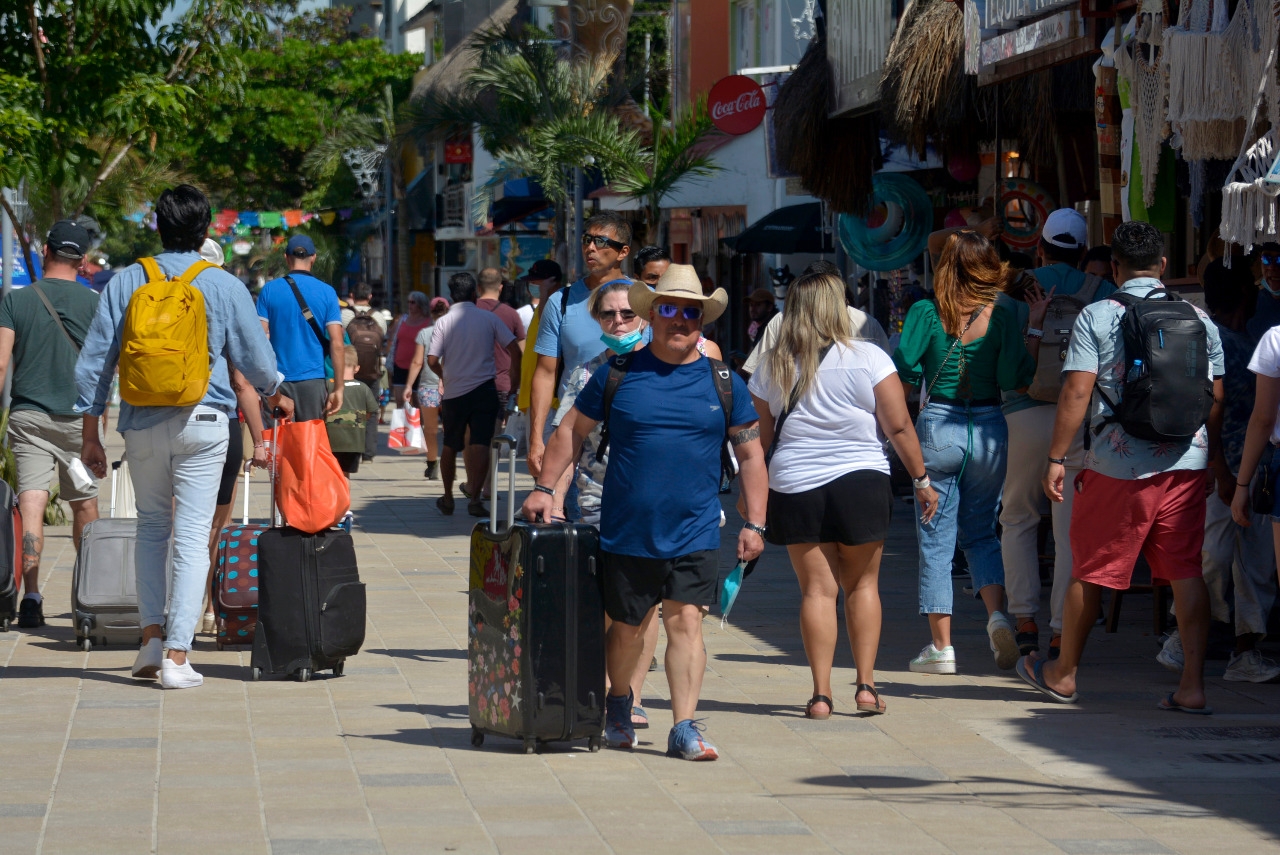 Sin cubrebocas, turistas abarrotan la Quinta Avenida de Playa del Carmen: FOTOS