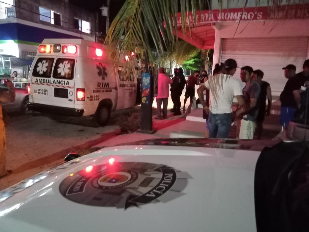 Trasladan a un hospital a abuelito tras sufrir caída en la Región 105 de Cancún