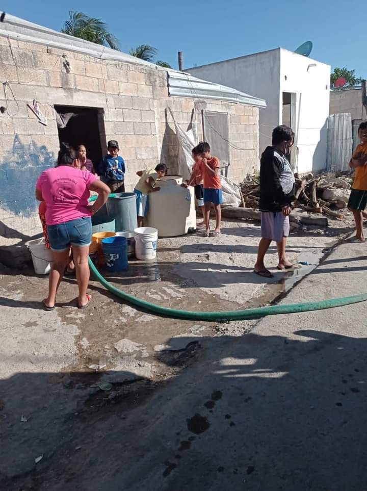 Los residentes de estas zonas tienen que llenar cubetas desde las pipas de agua