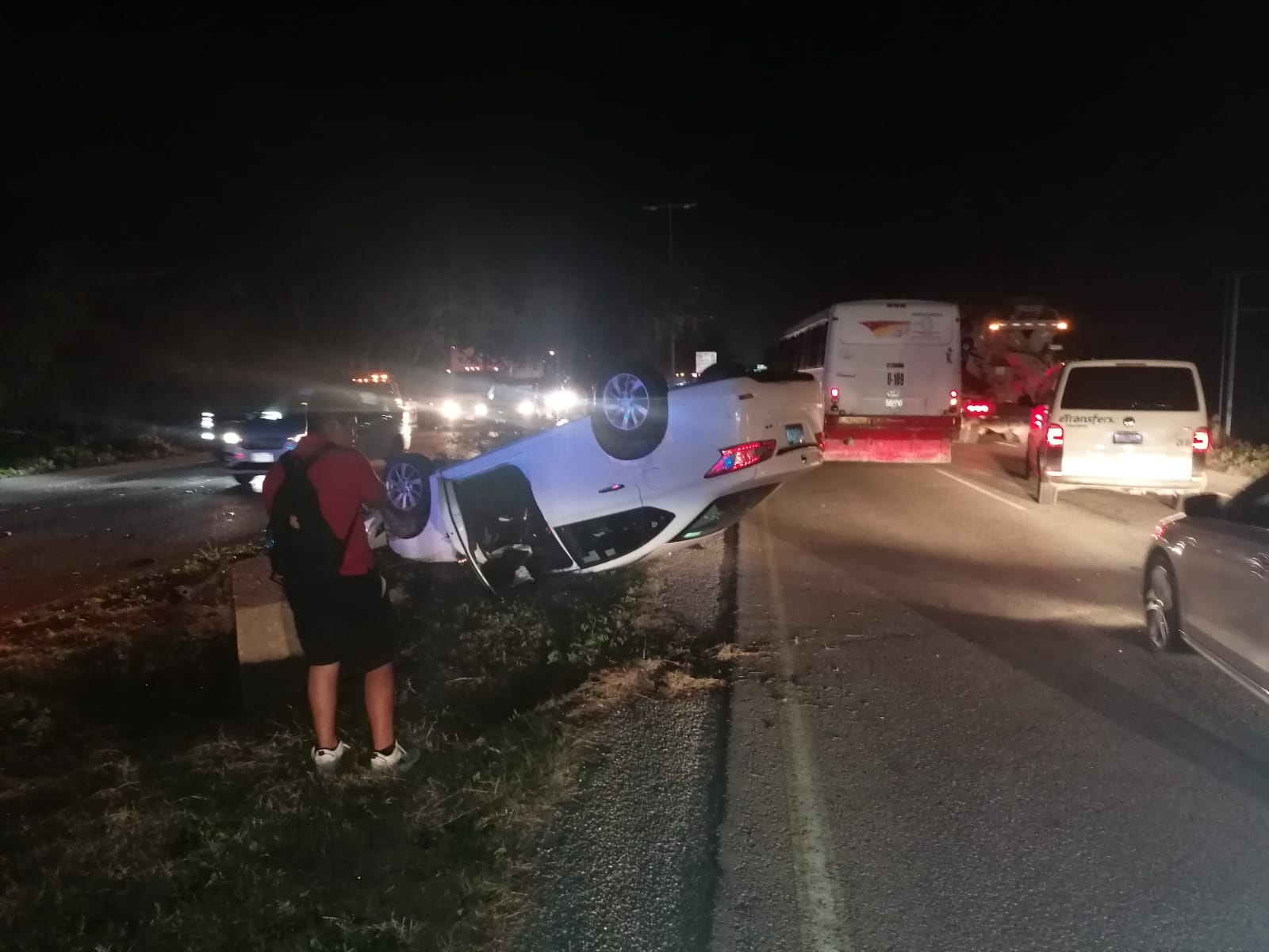 Automóvil termina volcado sobre el boulevard Luis Donaldo Colosio en Cancún