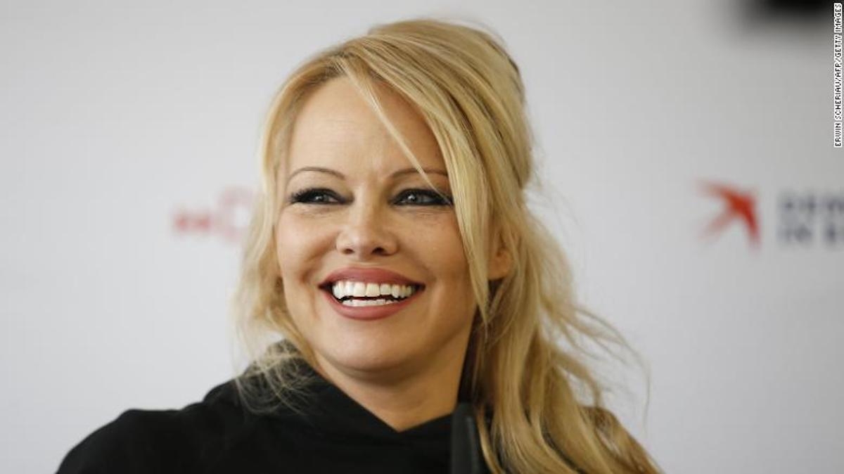 Pam Anderson a sus 54 años se ha casado cinco veces. Foto: Captura de Pantalla CNN