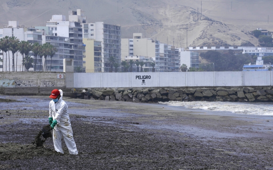 Perú sufre de su 'peor desastre ecológico'; 21 playas contaminadas por derrame petrolero