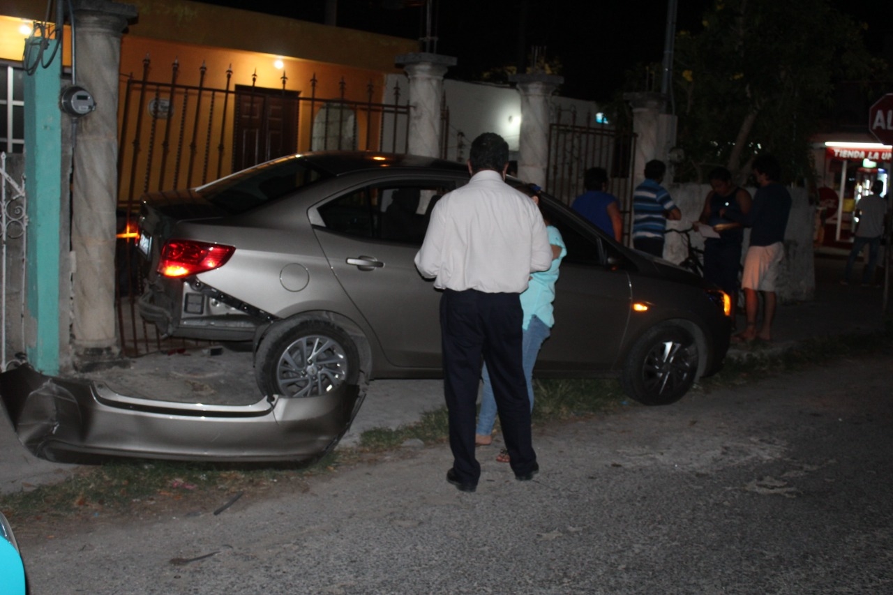 La parte trasera del auto terminó destrozada