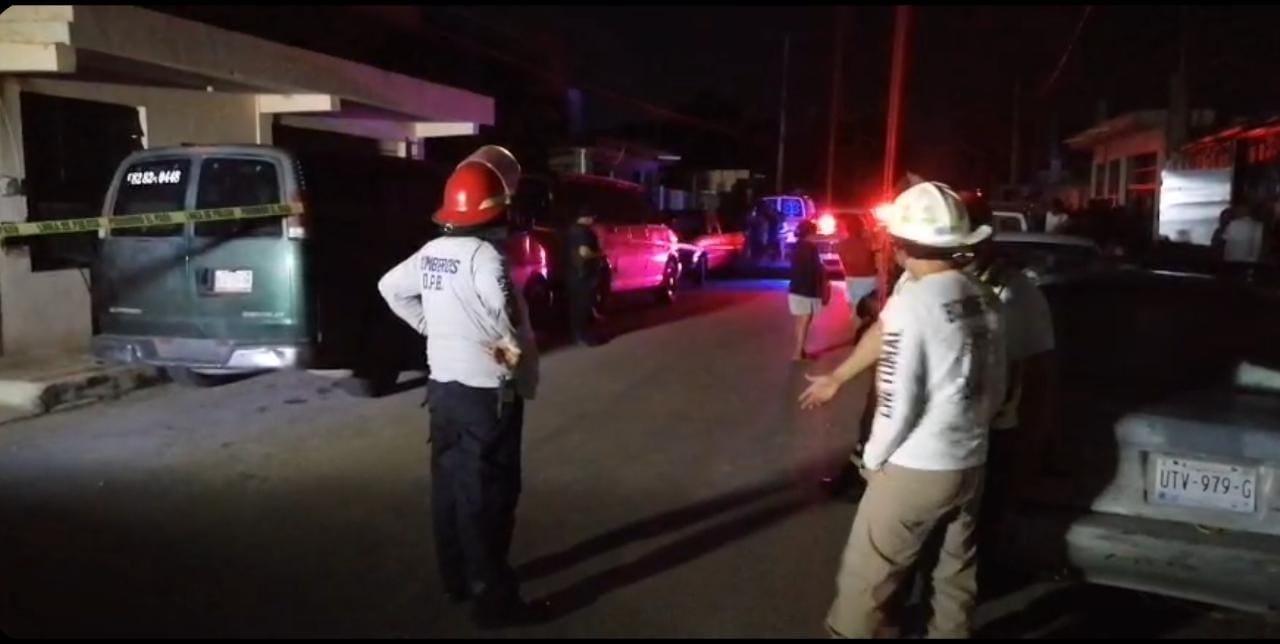 Vecino que escapaba de un incendio muere electrocutado en Chetumal