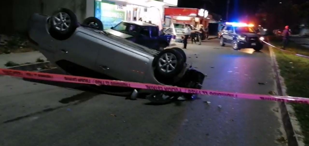 Al llegar al cruzamiento con la avenida Payo Obispo perdió el control y se estrelló en la parte posterior de una camioneta tipo Luv