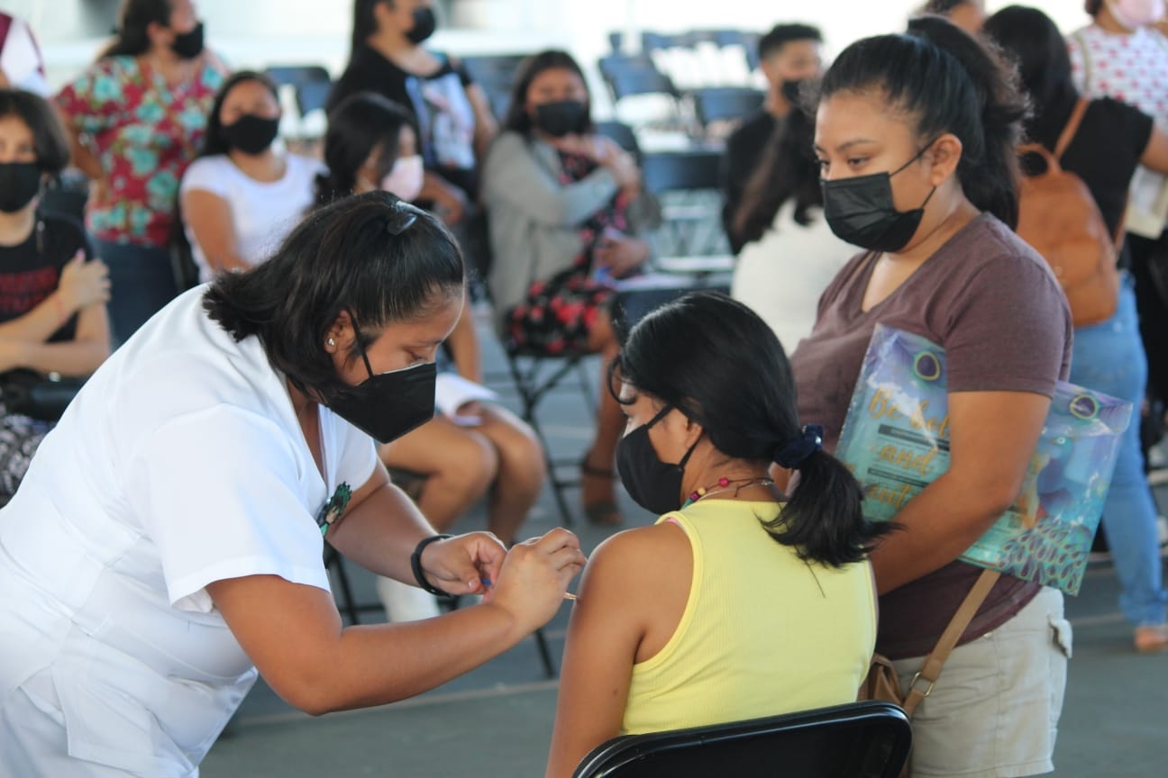 Dos mil menores rezagados se vacunan contra COVID en Cancún: VIDEO