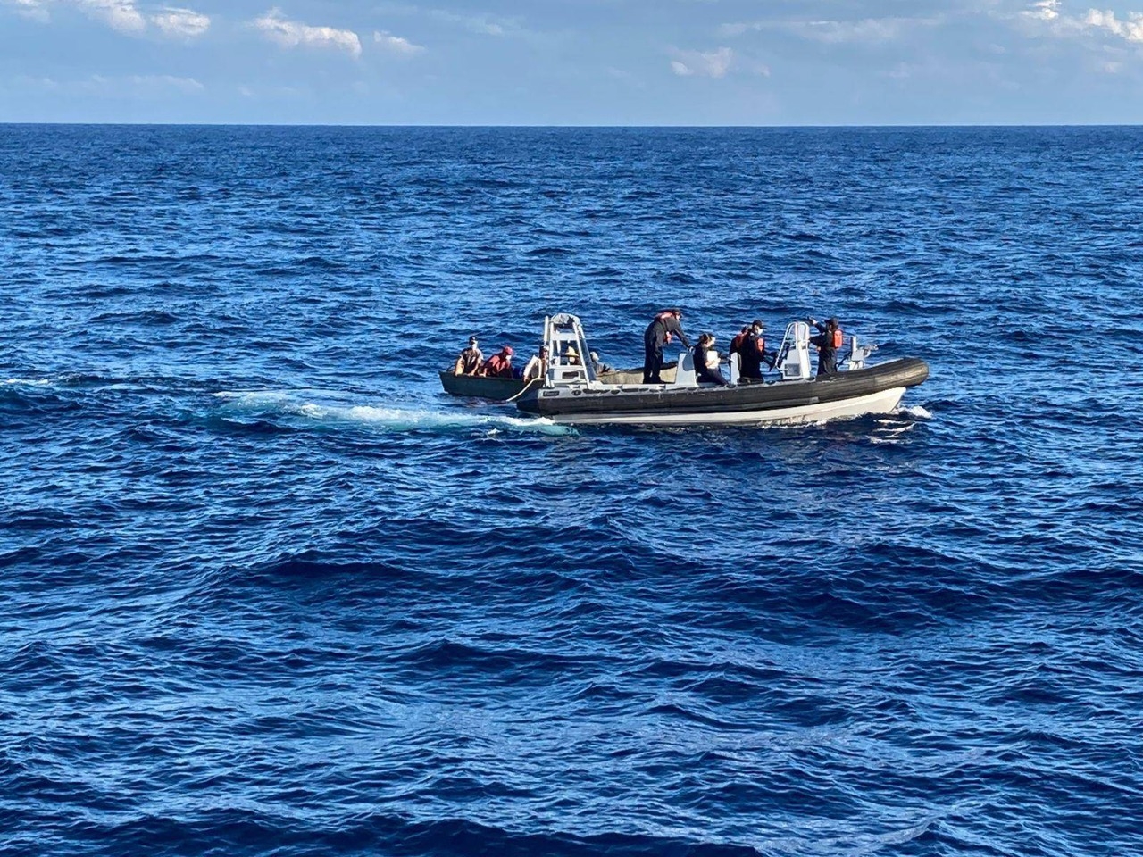 Isla Mujeres: Rescatan a cinco migrantes cubanos en alta mar