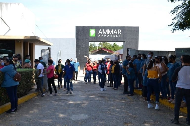 En cada línea de manufactura tiene en promedio a 10 trabajadores y por lo menos tres han dado positivo, pero no han recibido incapacidad