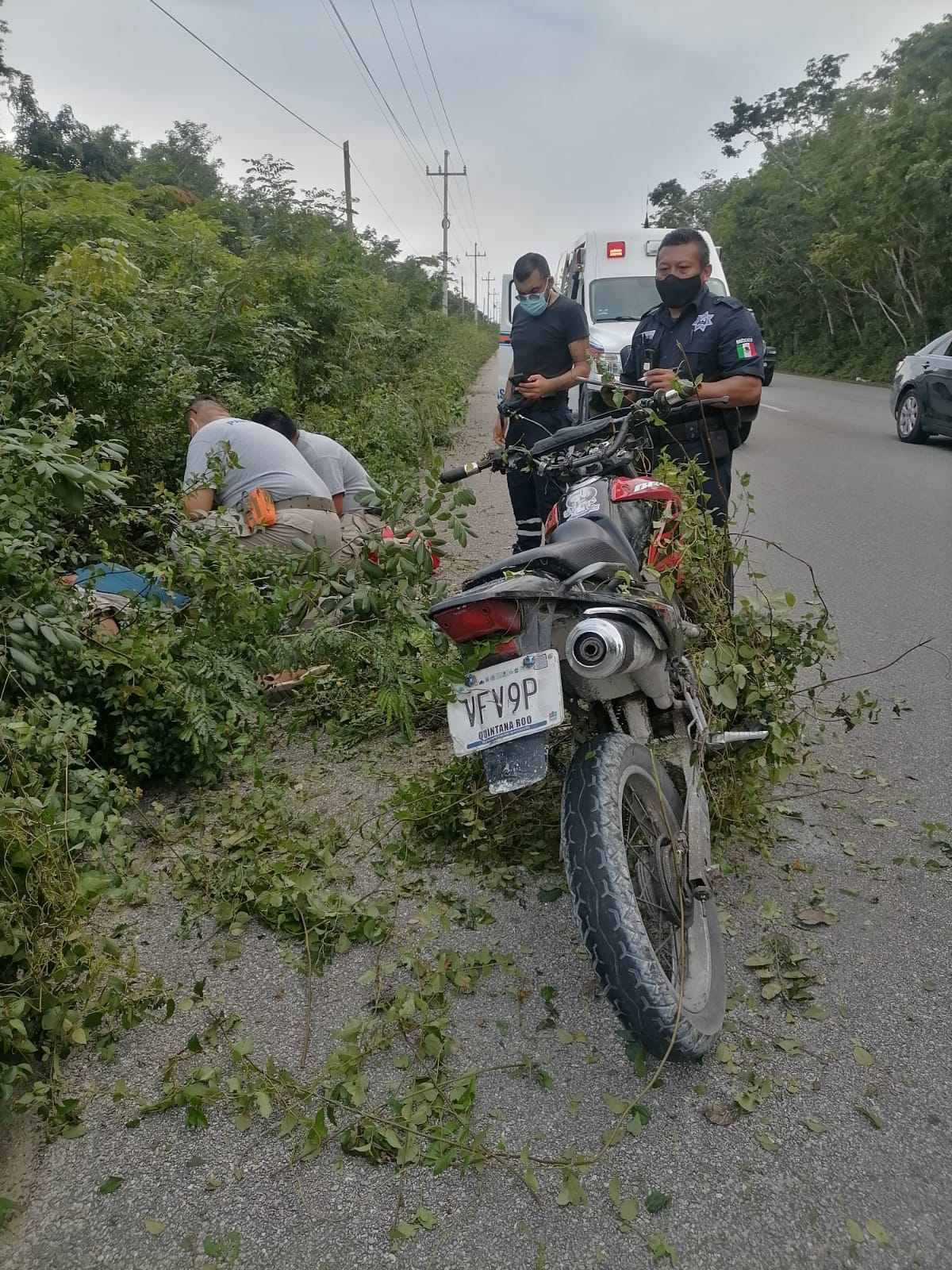 Guardavidas pierde el control de su moto y termina entre la maleza en Cozumel