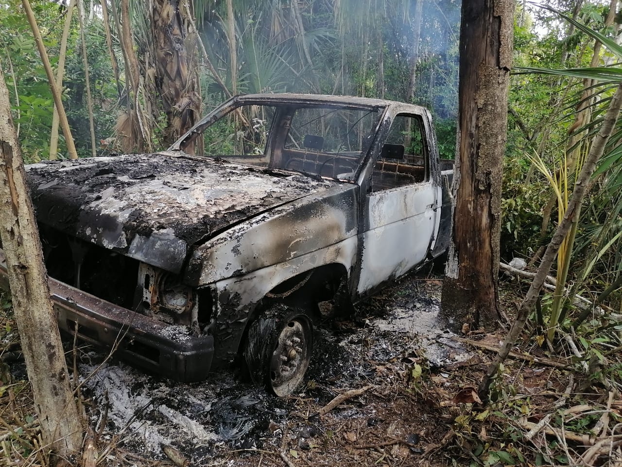 Según testigos fueron los tripulantes de un automóvil compacto color gris los que descendieron y le prendieron fuego a la unidad