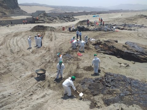 Perú declara emergencia ambiental tras derrame de petróleo en el mar