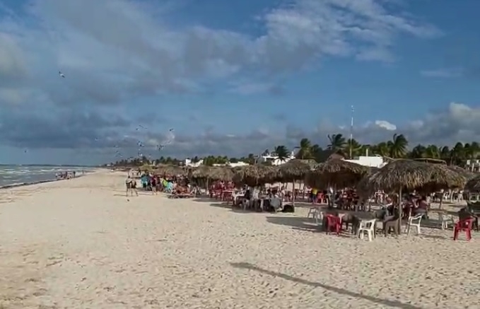 En la playa se observó a los visitantes ocupando algunas palapas y otros se metieron al mar a pesar del fuerte oleaje