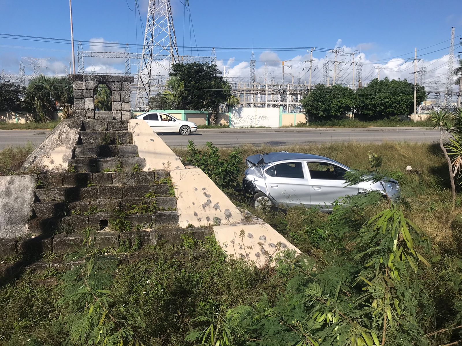 Van de transporte turístico impacta a un automóvil en Cancún; hay un lesionado