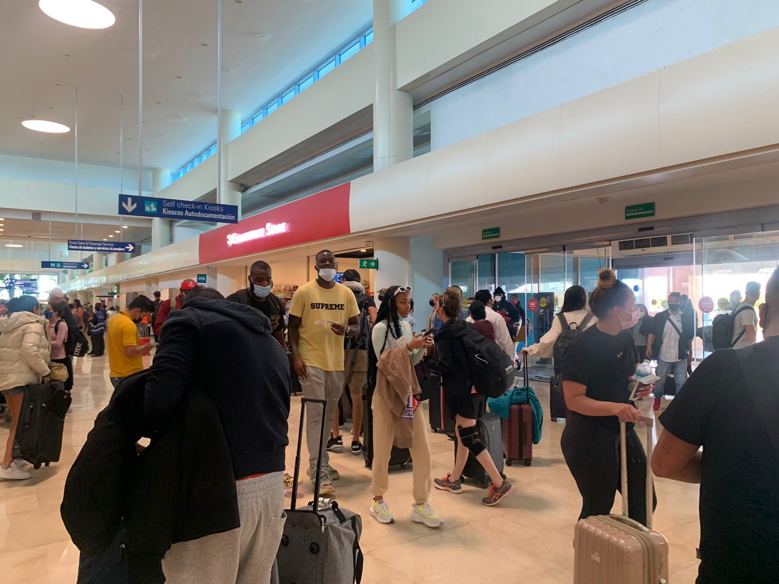 Los pasajeros formaban filas para documentar sus maletas en el Aeropuerto Internacional de Cancún, cuando fueron avisados de las cancelaciones