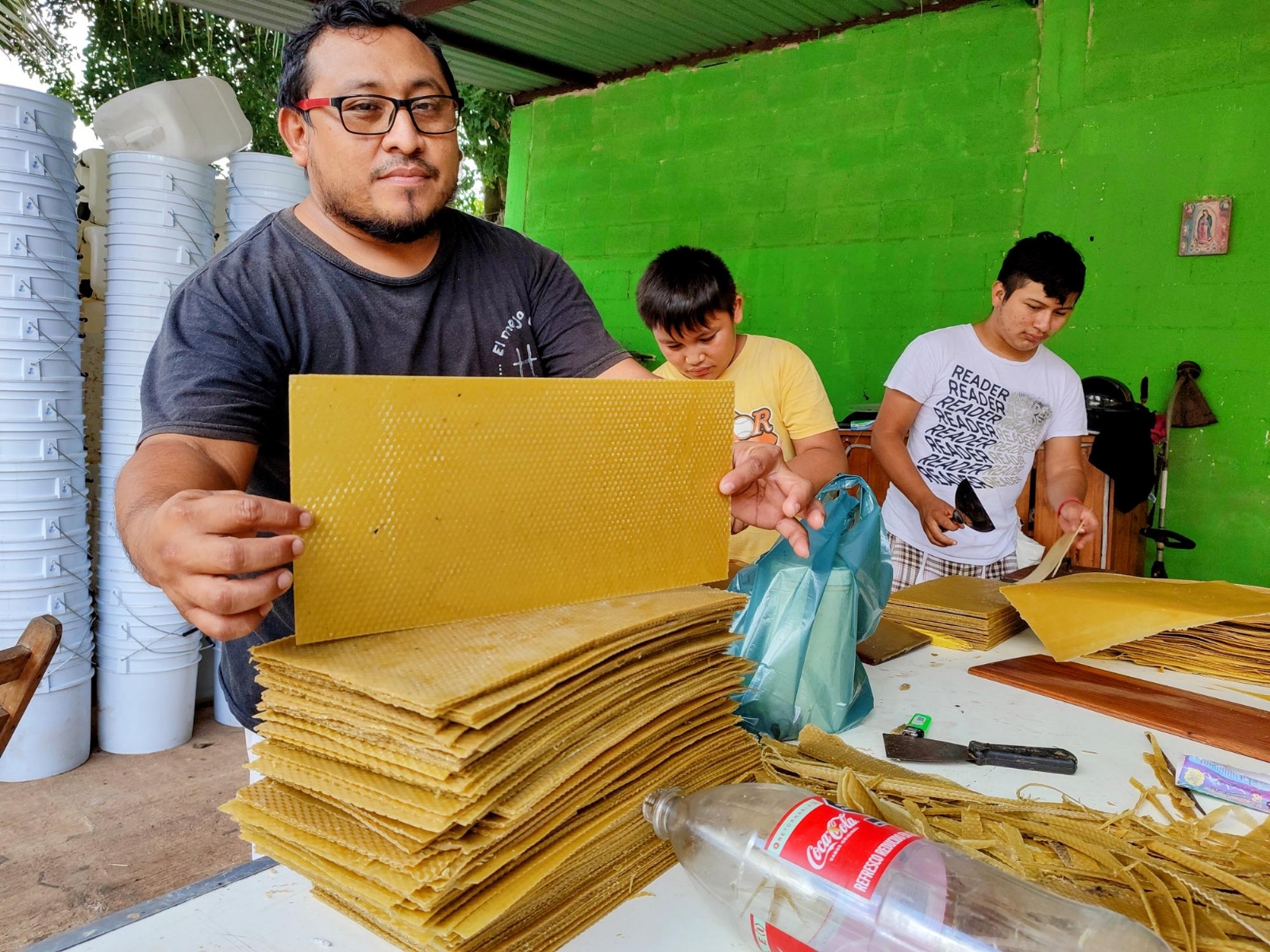 Los apicultores intercambian la materia prima por hojas del producto una vez finaliza el proceso; dicen preferir lo natural, pues el fabricado parece plástico