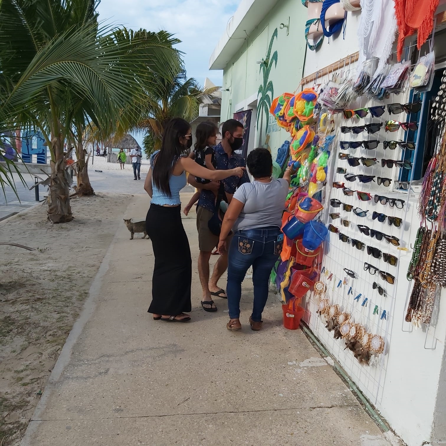 Comerciantes y trabajadores restauranteros señalan que sus ventas han ido a la baja, pese a la afluencia de personas en Sisal