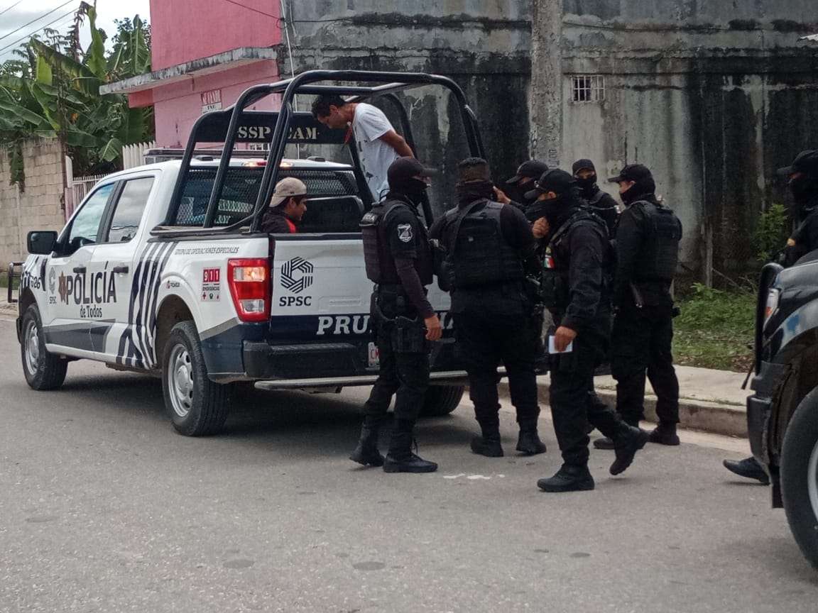 Los hombres fueron asegurados y esposados para ser subidos a las  patrullas para llevarlos a la vicefiscalía regional del estado