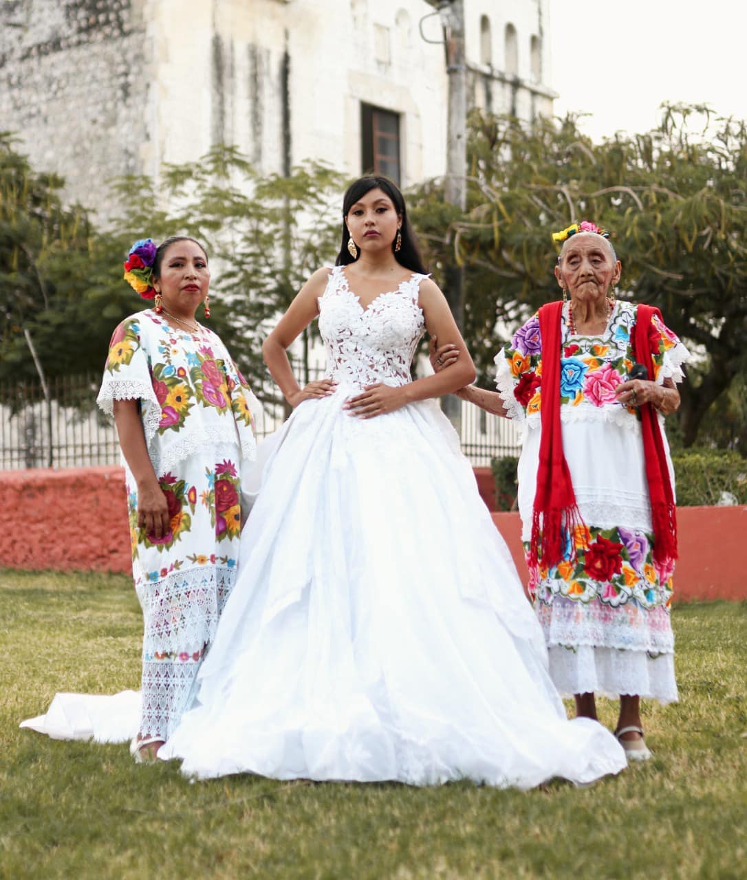 En la publicación con fecha del 22 de enero, Guillermo Alayón compartió más una docena de fotografías de trajes de novia y trajes típicos de la Península de Yucatán