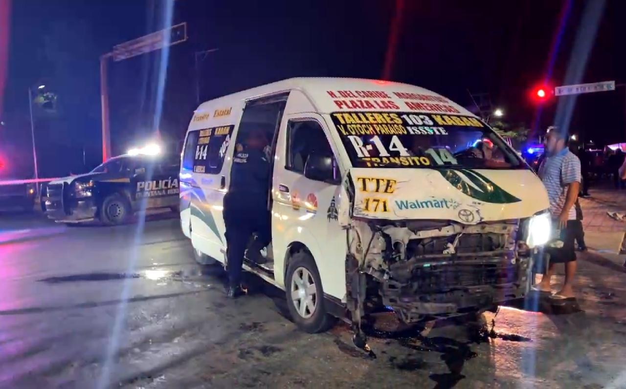 Varios pasajeros de la combi resultaron con lesiones tras el choque provocado por elementos policiacos en Cancún