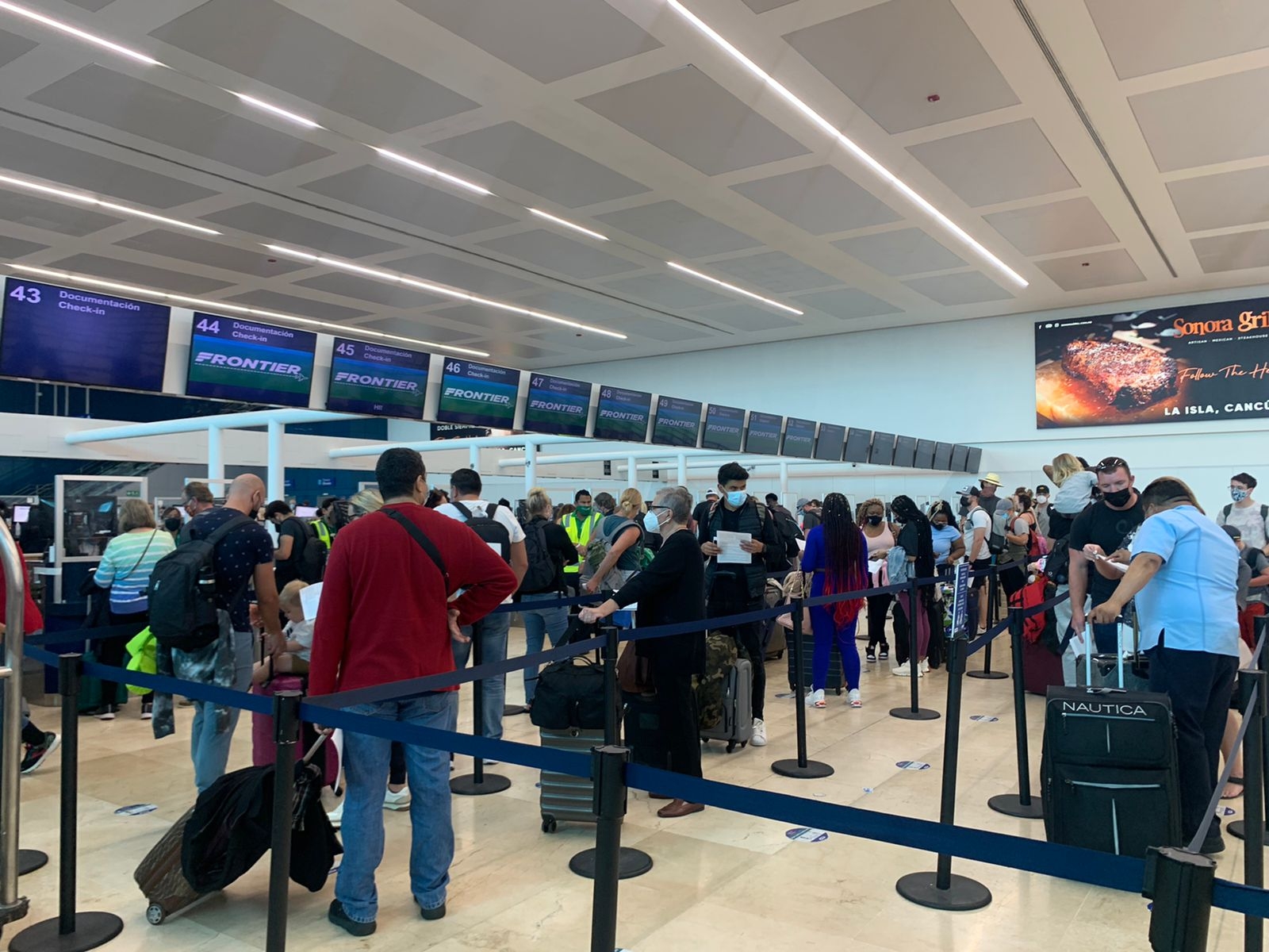 Los turistas estadounidenses esperan instrucciones de las aerolíneas para saber si su salida de Cancún será hoy