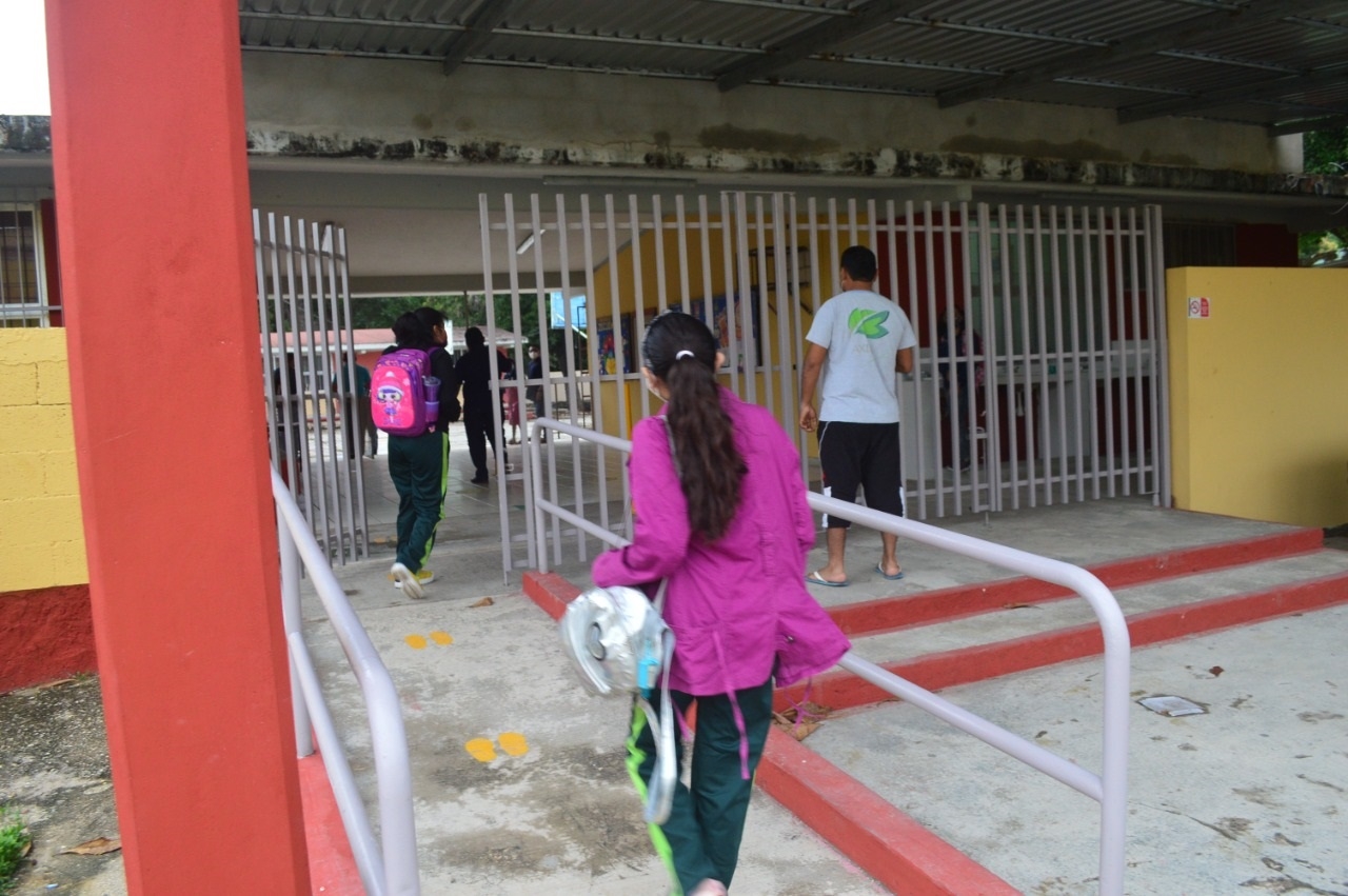 Con este recurso se busca que las escuelas tengan aulas suficientes, mobiliario, espacios deportivos, agua potable, energía eléctrica,