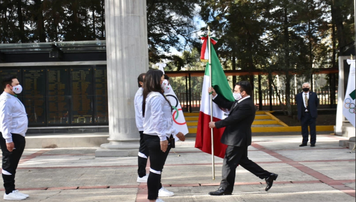 El primer vicepresidente del Comité Olímpico Mexicano, Daniel Aceves Villagrán, abanderó a la Delegación Mexicana que participará en los Juegos Olímpicos de Invierno de Beijing