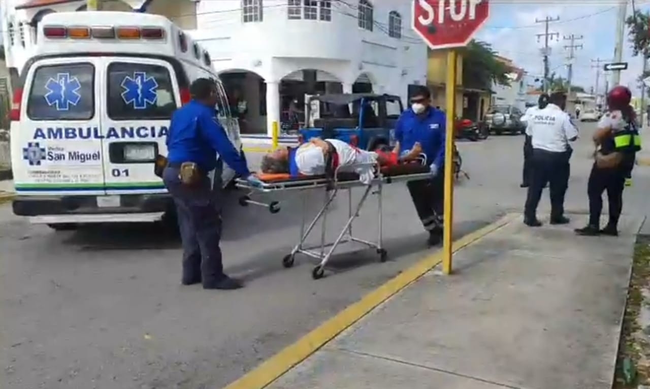 La mujer fue llevada a un hospital privado de Cozumel, cuyos gastos los cubrirá el conductor del automóvil Jeep