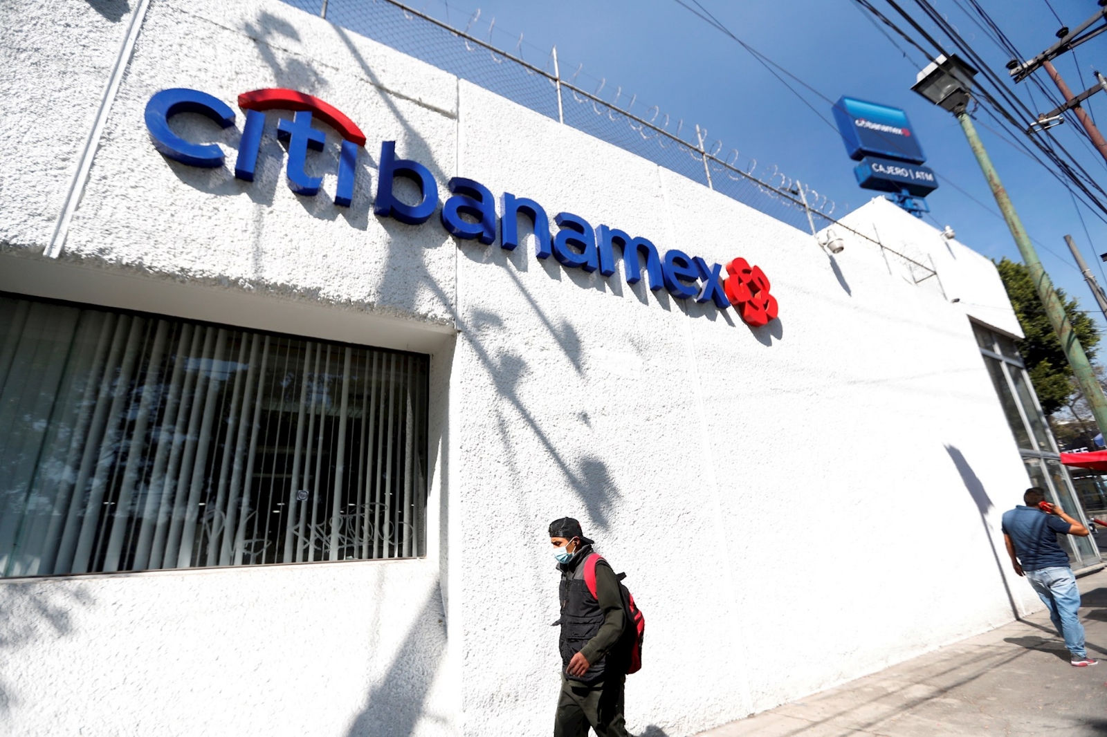 AMLO pidió que quienes adquieran Banamex no tengan adeudos fiscales.