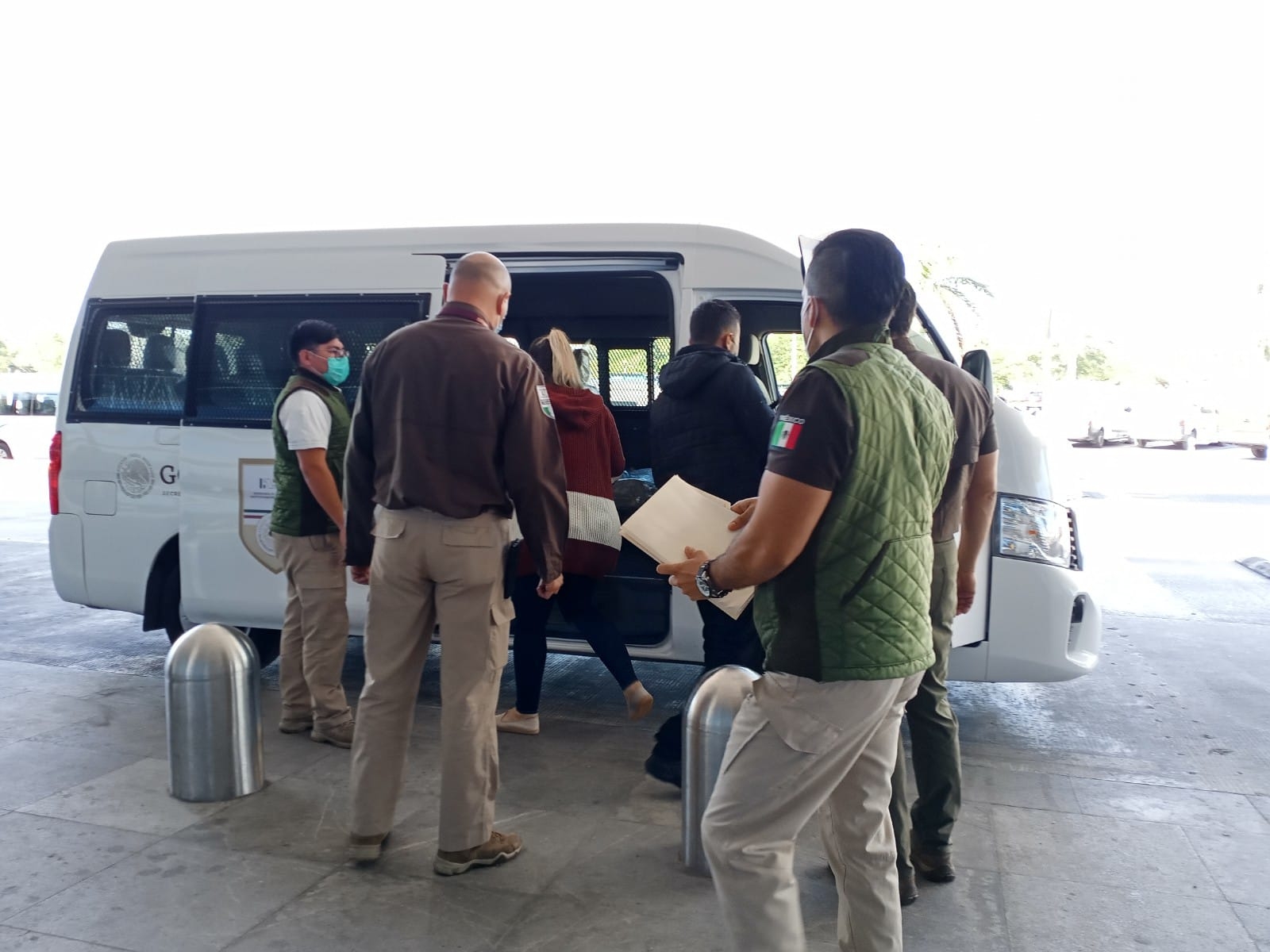 Los arrestados fueron escoltados hasta la puerta de la terminal