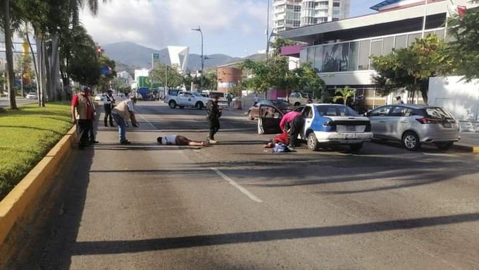 Dos hombres yacen tirados tras recibir impactos de bala en Acapulco. Foto: Captura de Pantalla