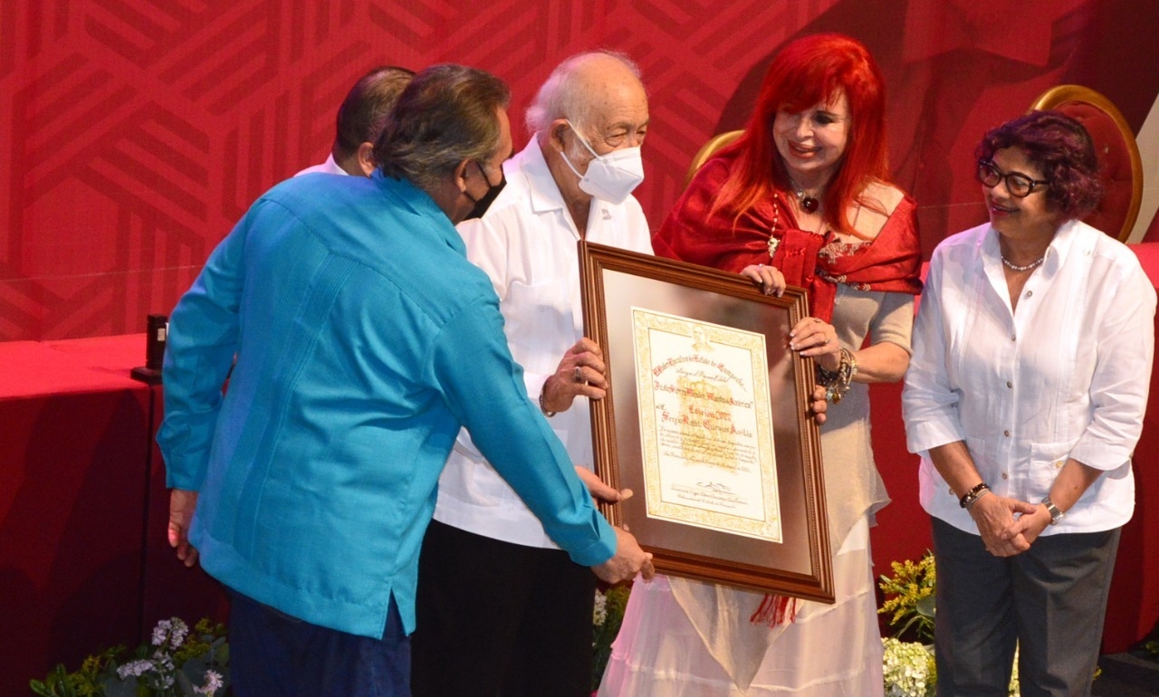 Otorgan premio Justo Sierra Méndez en Campeche a Sergio Cuevas, pintor de Calkiní