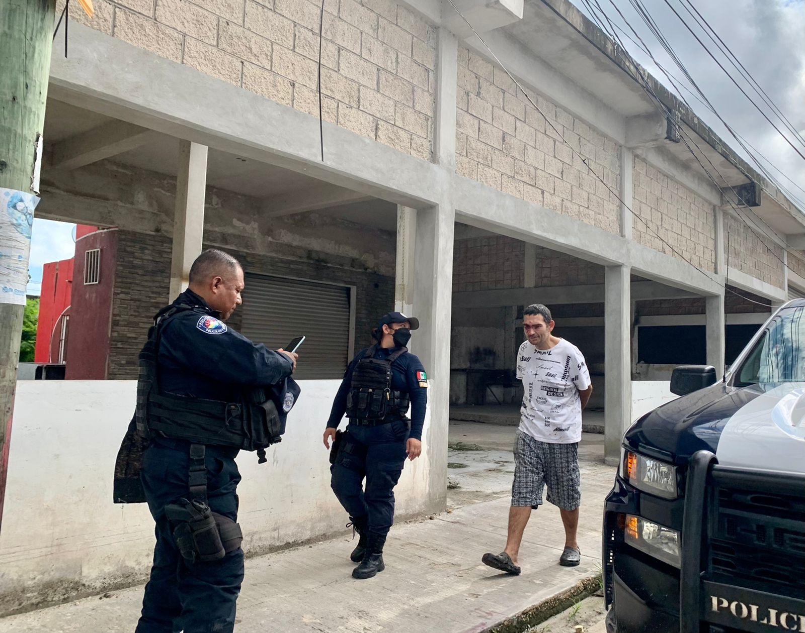 Elementos policiacos de Cancún trataron de localizar al agresor del señor de más de 60 años, pero no lograron detenerlo