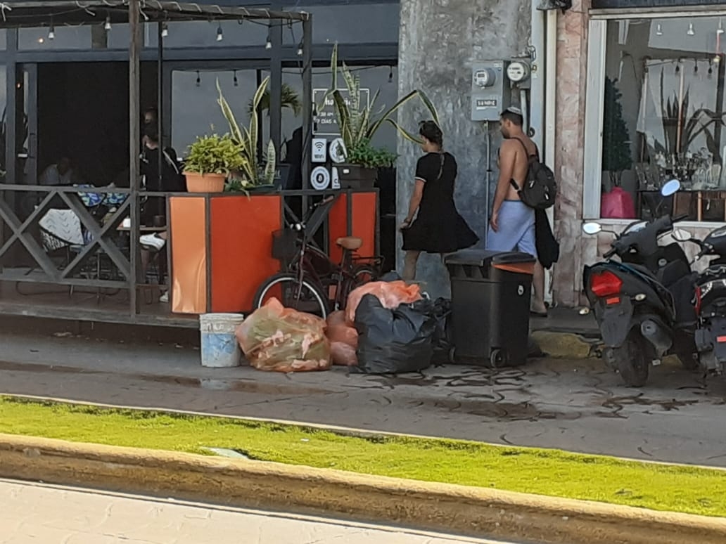 Pese a que dio mal aspecto a la zona, los empleados del establecimiento en Cozumel no removieron las bolsas de basura