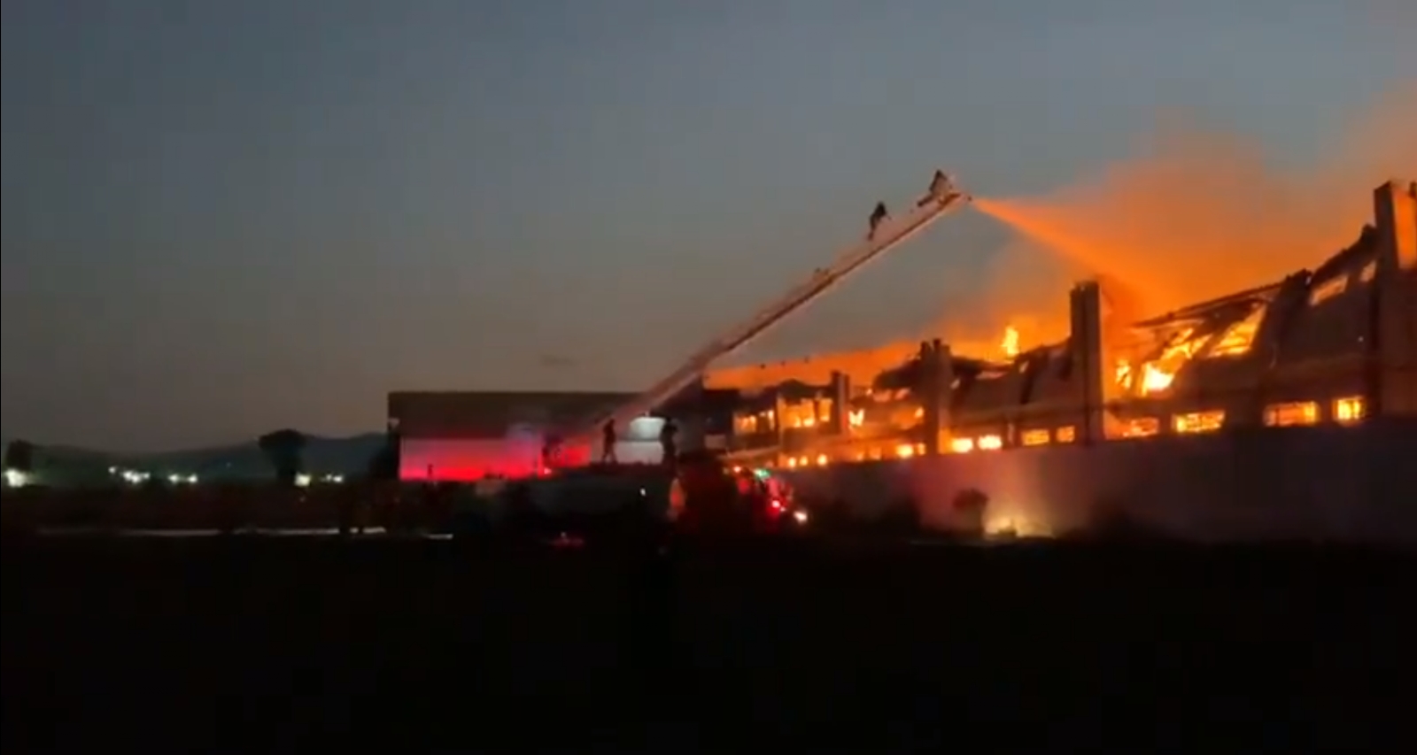 Incendio consume una bodega de Cartón del Edomex; tres bomberos heridos