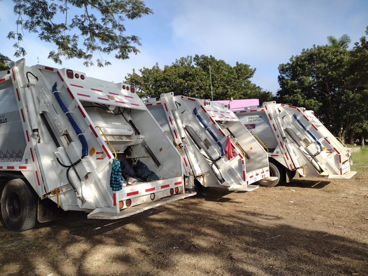 Los camiones de basura están estacionados en las instalaciones del Expo-Maya en Carrillo Puerto, como forma de protesta