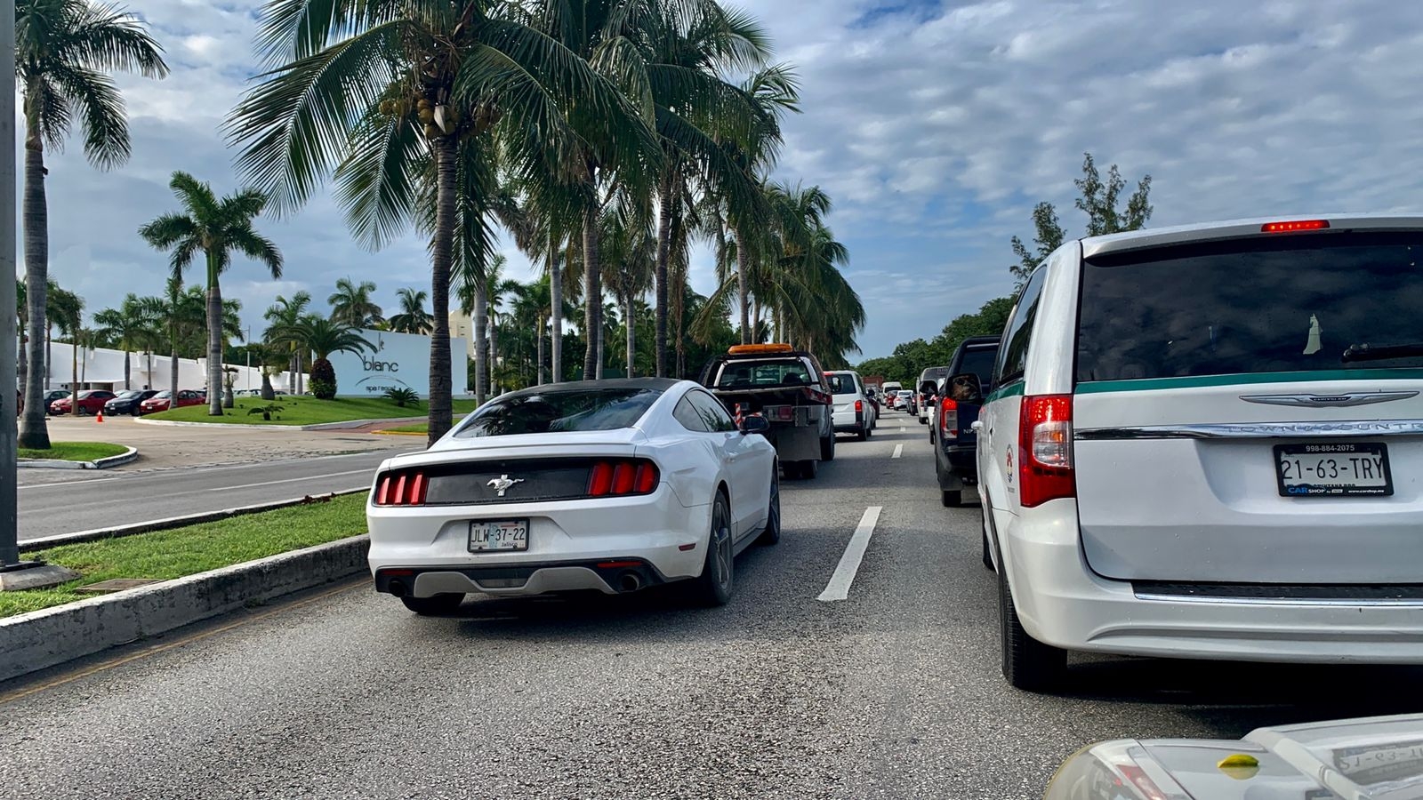 Obras de Aguakan causan tráfico en la Zona Hotelera de Cancún