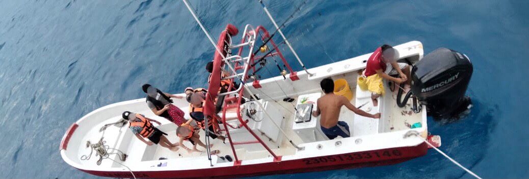Los turistas fueron llevados a tierra firme para verificar su estado de salud, tras hundirse la embarcación en la que paseaban en Playa del Carmen