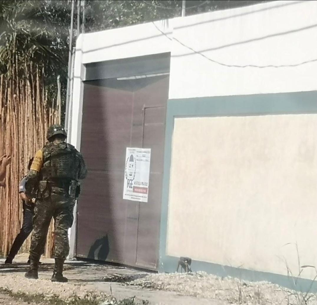 La casa fue asegurada por militares, y personal de la FGE Quintana Roo en Bacalar, colocó sellos de clausura