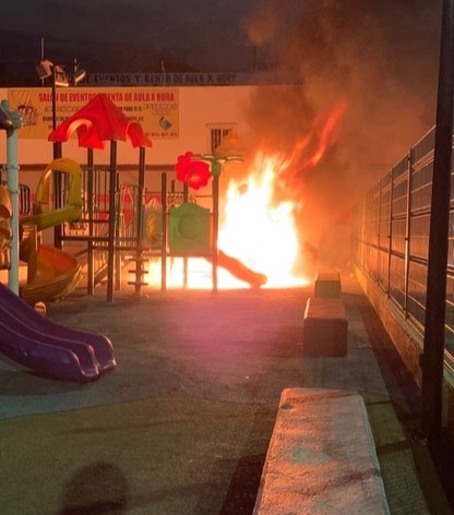 Incendio consume juegos infantiles en la Ciudad de México