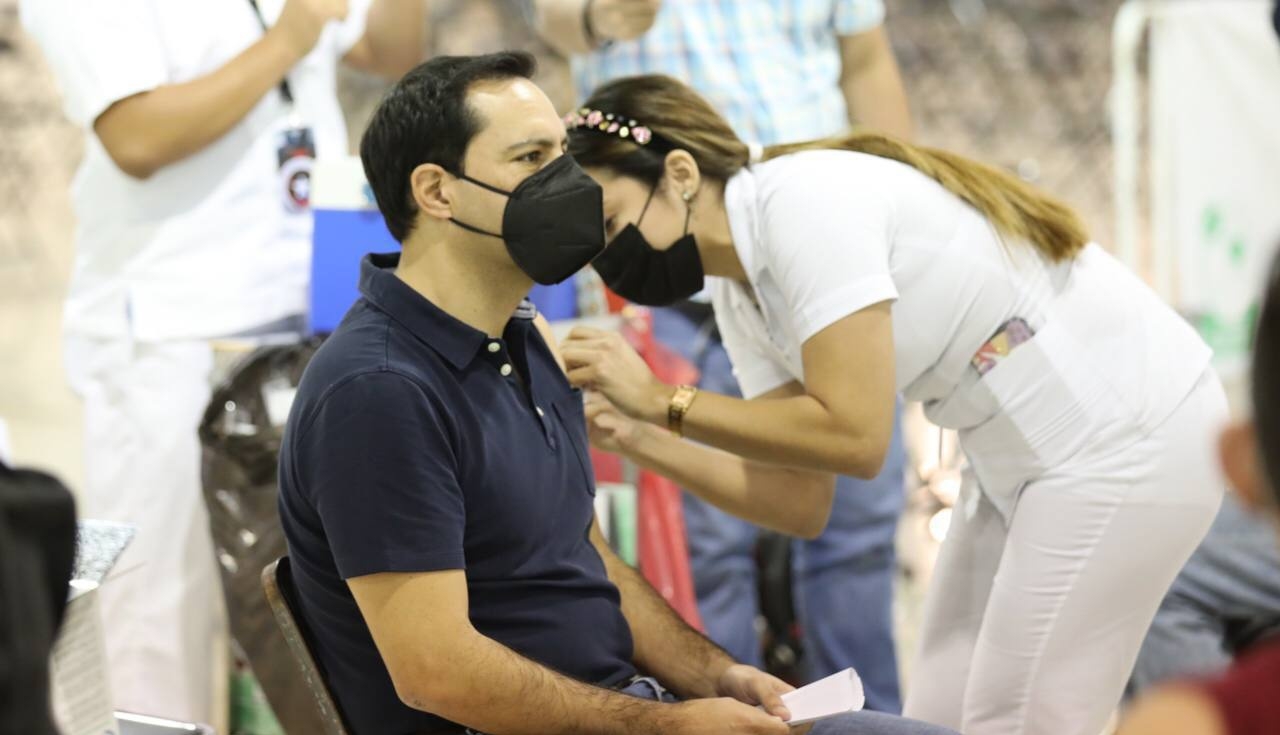 Mauricio Vila recibe su vacuna de refuerzo contra COVID-19 en Mérida