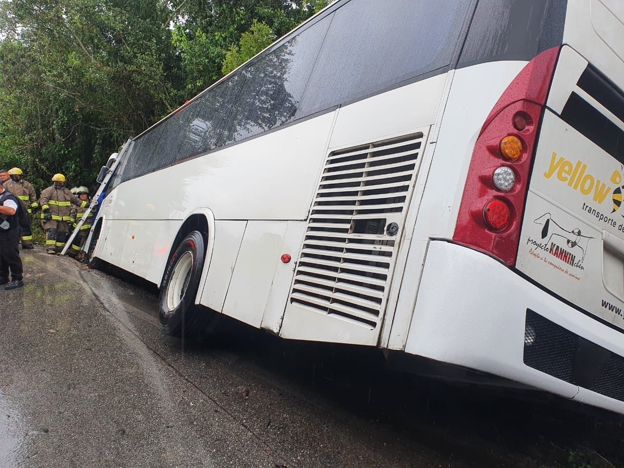 El autobús quedó inclinado hacia su lado derecho en la carretera a Gas-Auto en Cancún ; el conductor logró salir de la unidad