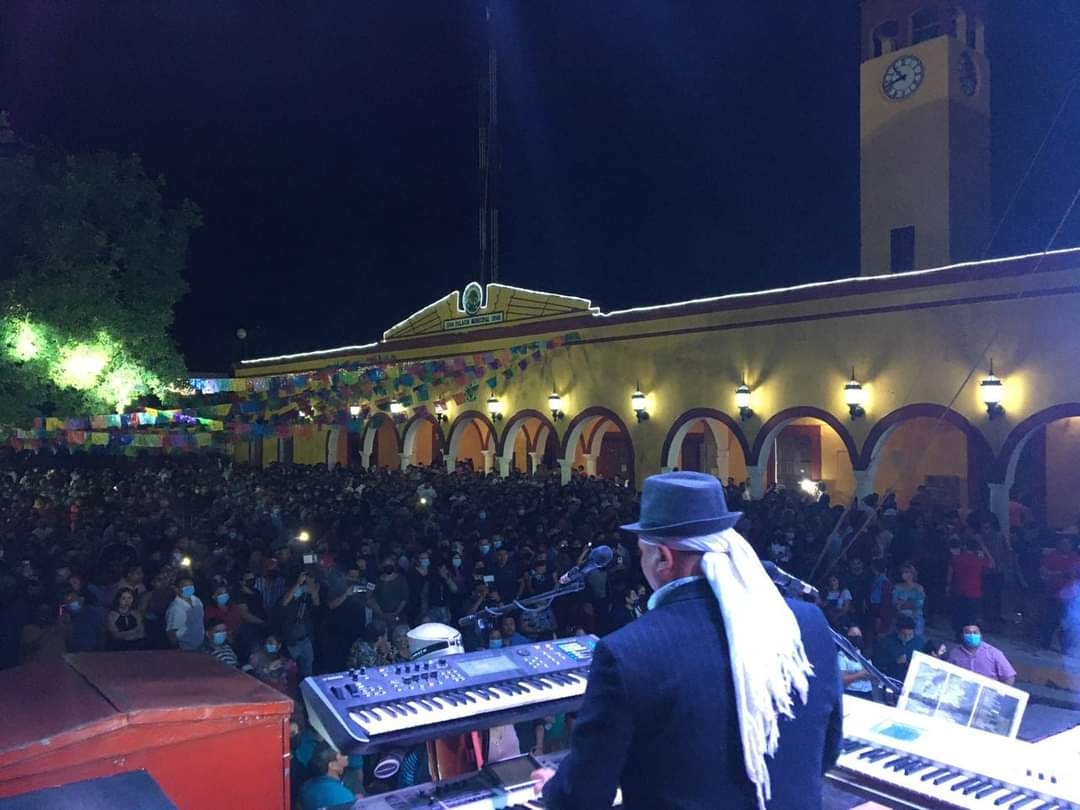 El concierto tuvo lugar a un lado del Palacio Municipal