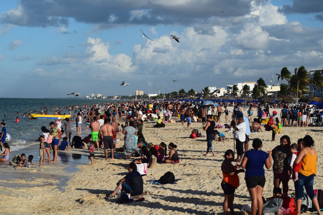 La playa lució a tope en la hora pico; la zona de arena se vio repleta de bañistas que esquivaron el uso del barbijo durante toda la jornada dominical