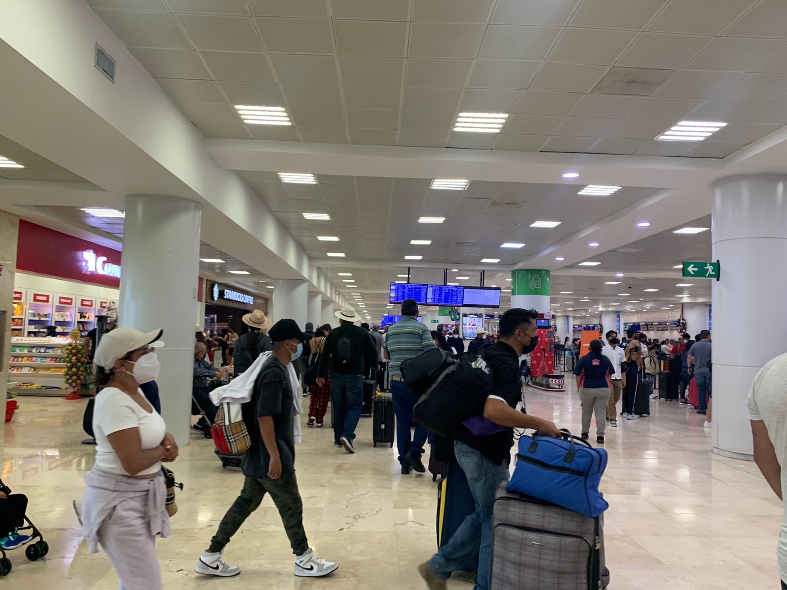 Algunos de los viajeros olvidaron el COVID e incumplieron con las medidas sanitarias en el aeropuerto de Cancún