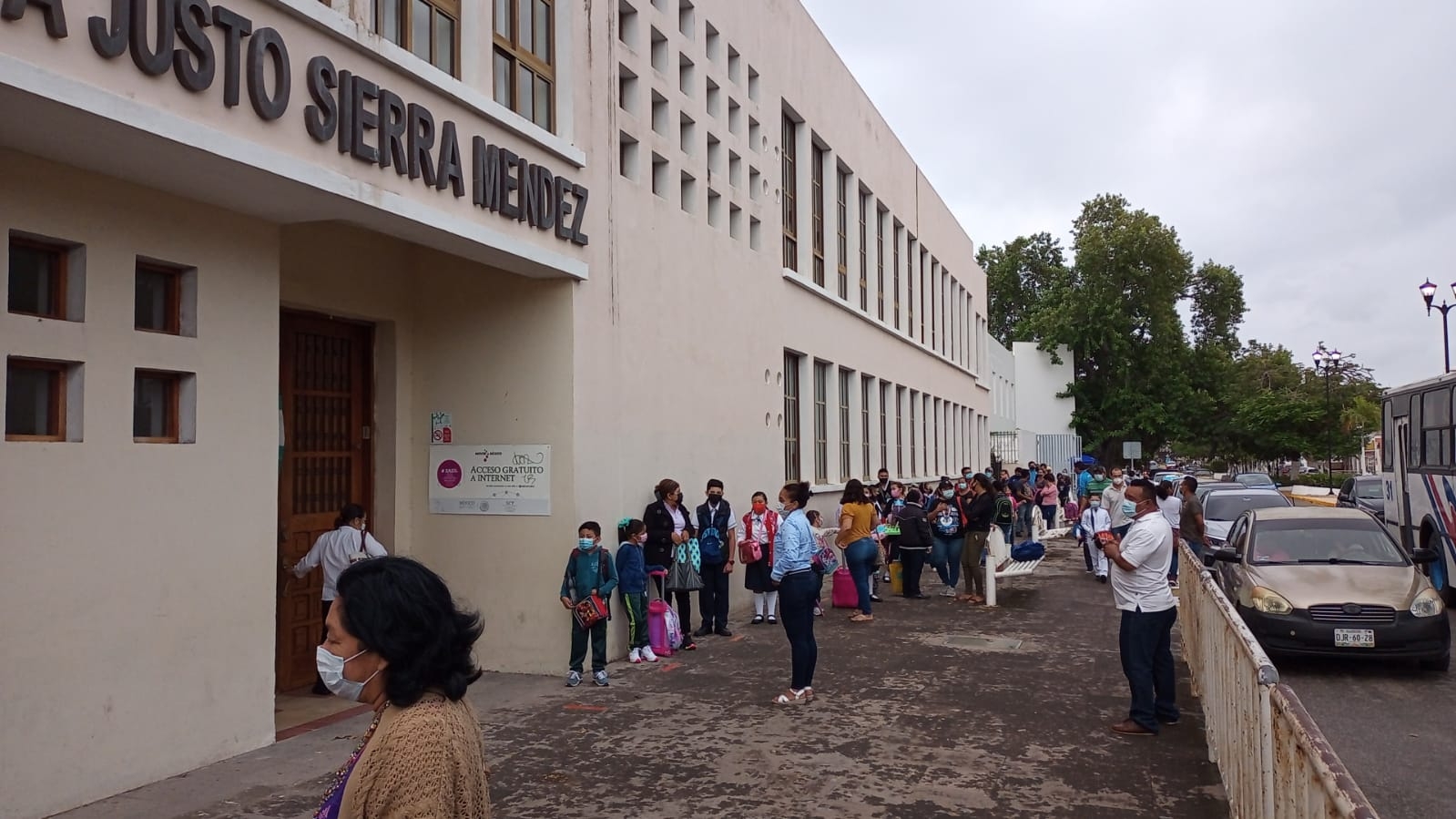 Alumnos de Campeche regresan a clases presenciales pese al COVID y a la lluvia