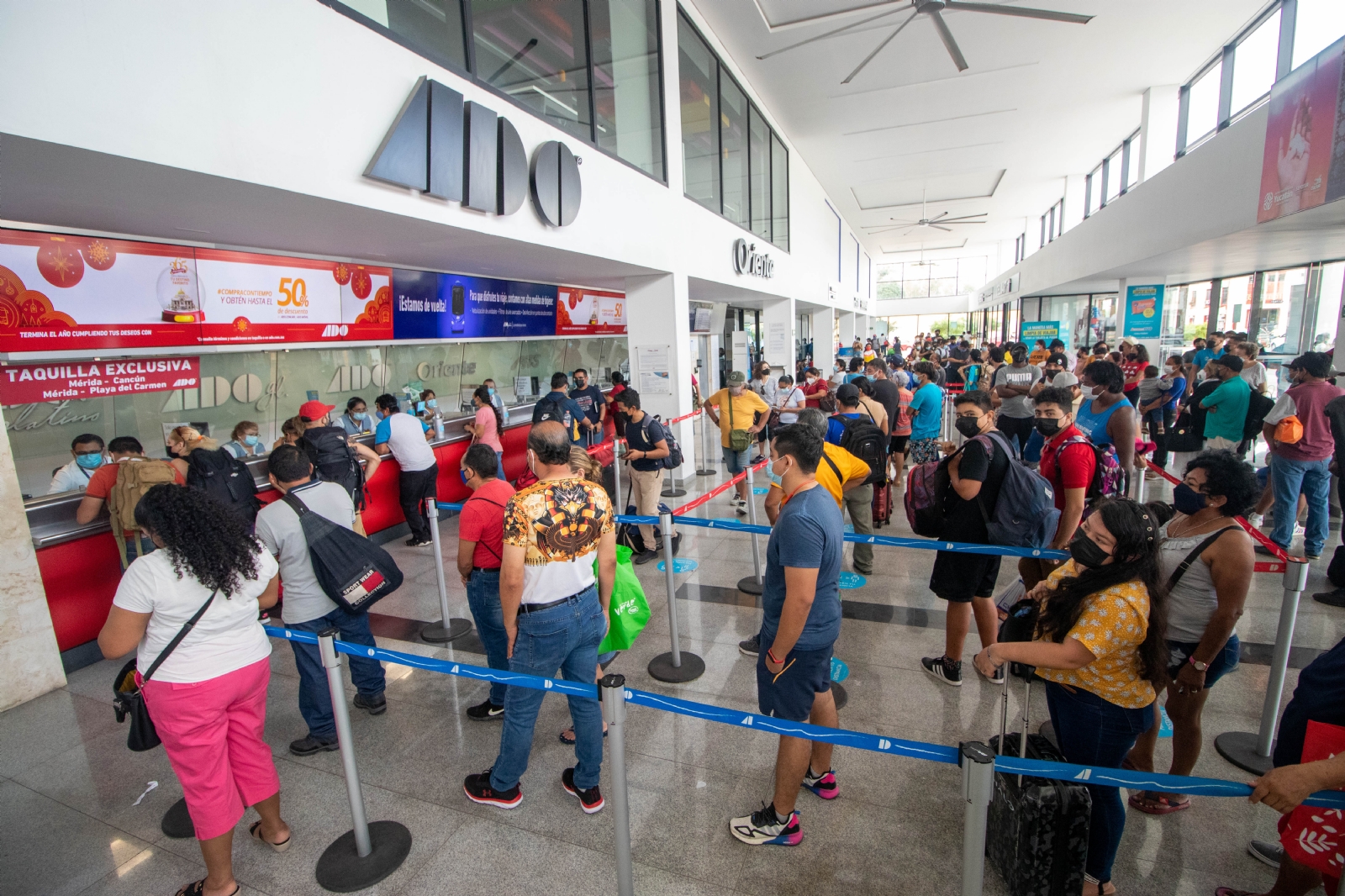 Gran afluencia de personas en la terminal de autobuses de Mérida tras finalizar las vacaciones