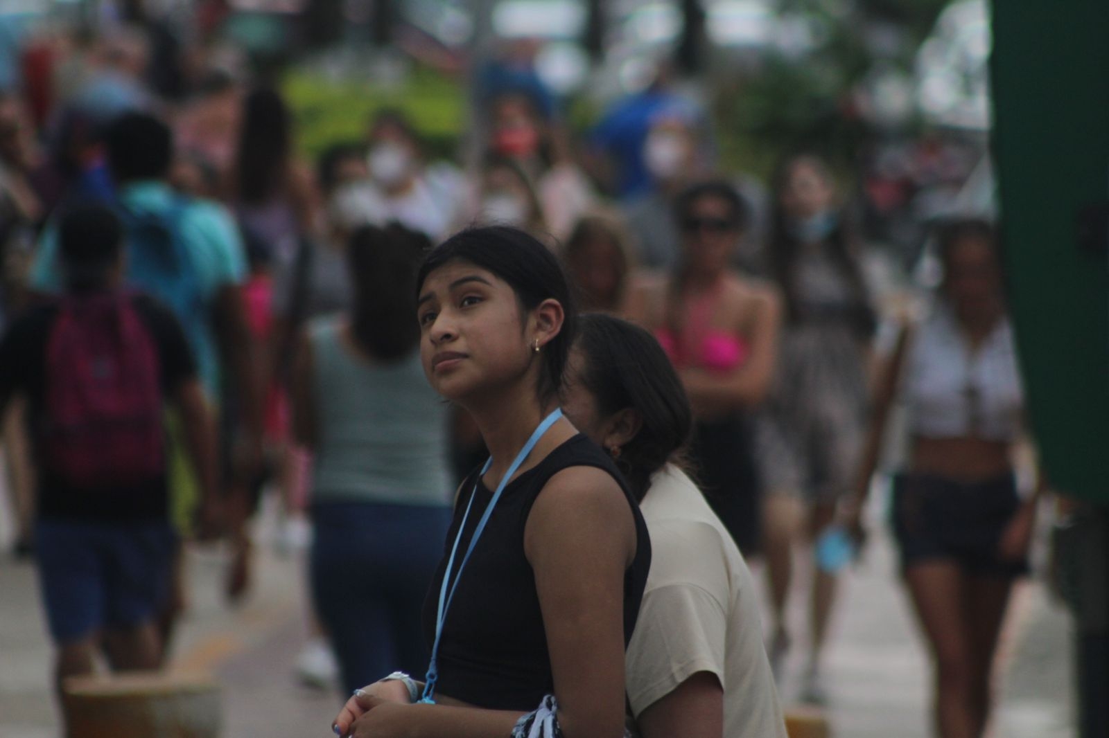 Algunos turistas no portaban cubrebocas pese a la cantidad de personas que paseaban en la Zona Hotelera de Cancún