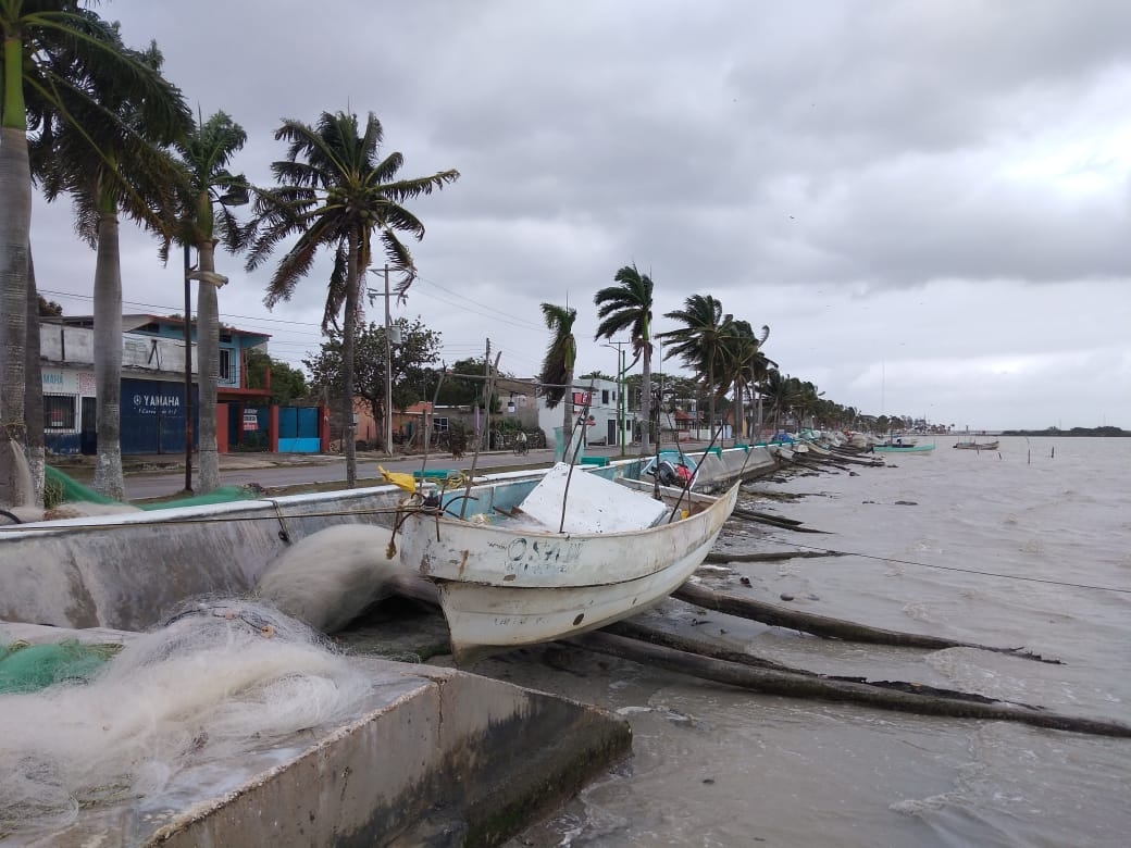 Pescadores resguardan embarcaciones debido al Frente Frío No 19 en Campeche