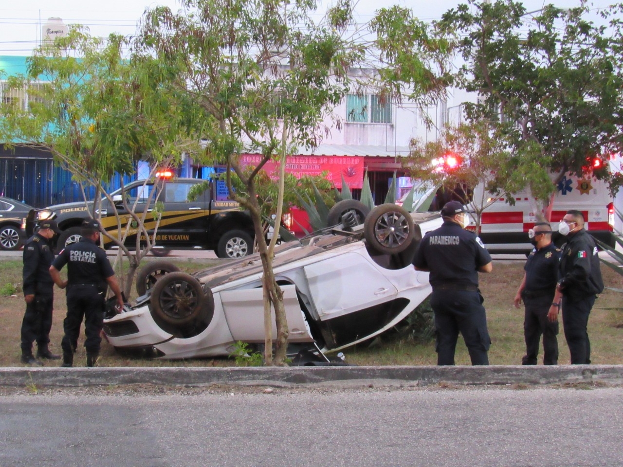 El auto terminó volcado en fuera del camino